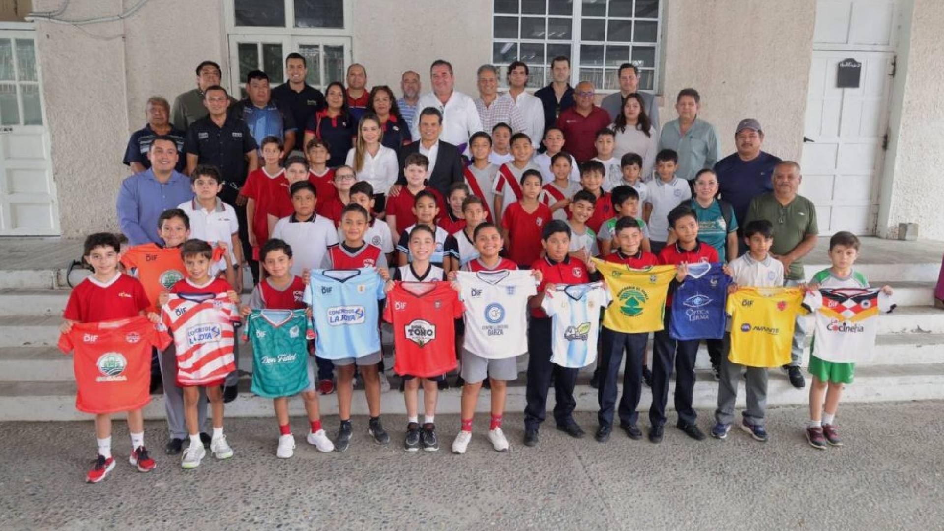 Lucy y Lalo Gattás uniforman a participantes del Mundialito DIF