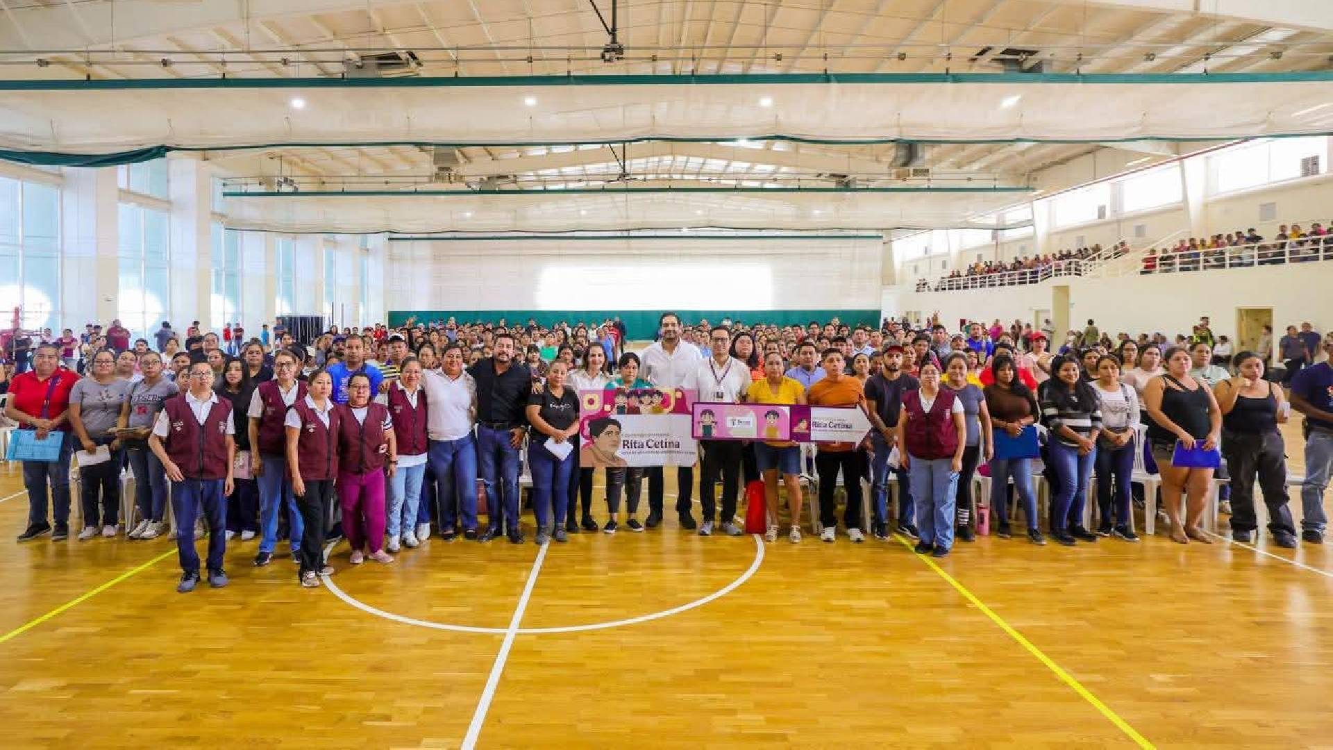 Entregan tarjetas de la Beca Rita Cetina a estudiantes de Reynosa