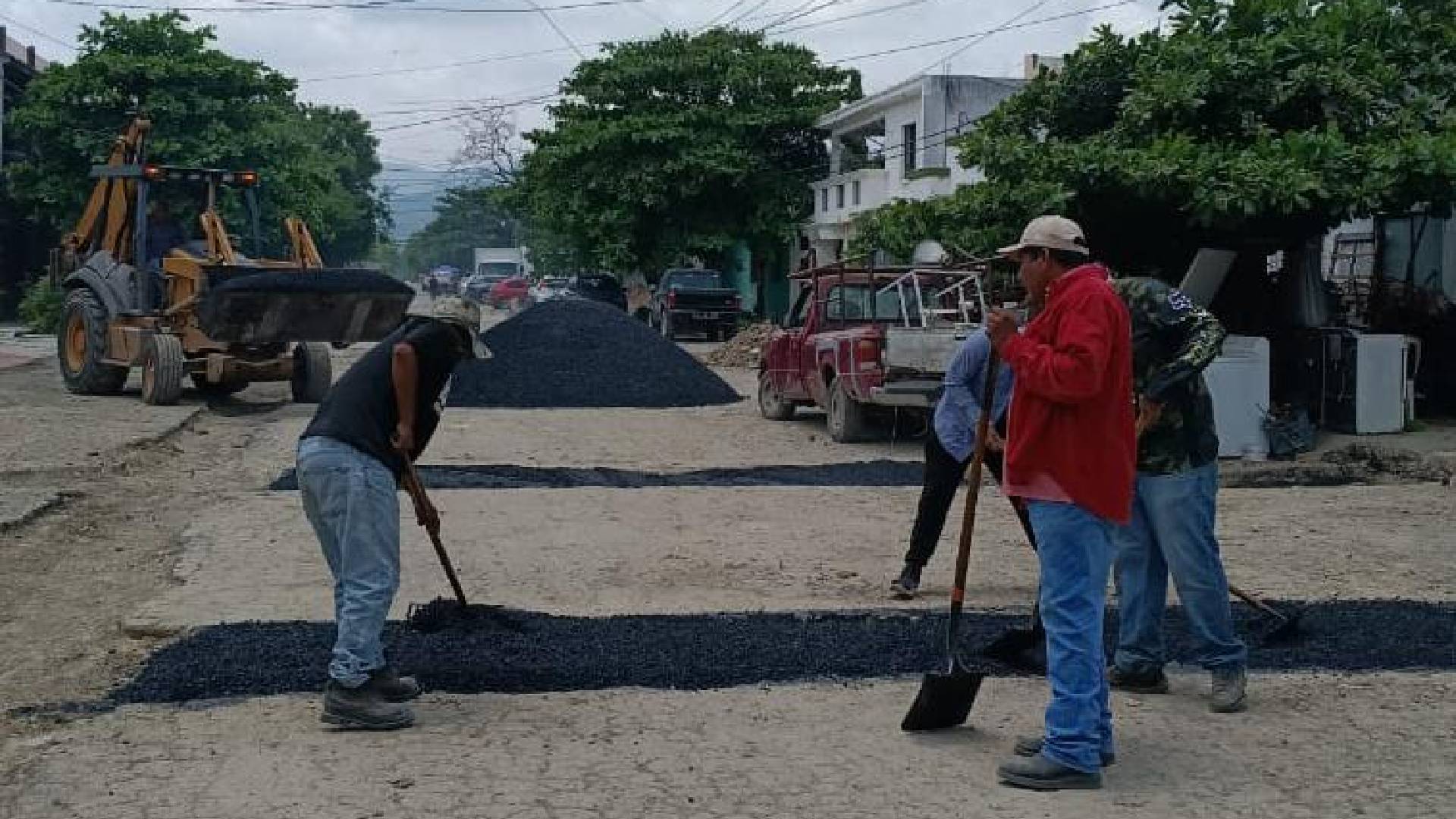 Reactivan trabajo de bacheo en Victoria tras las lluvias