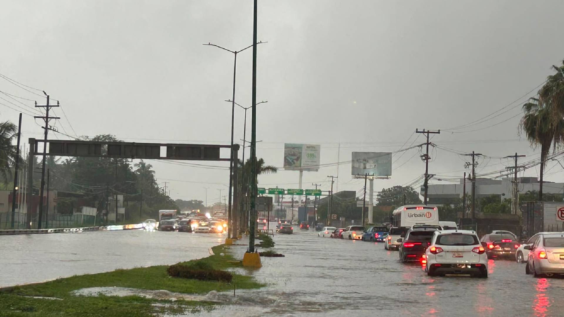 Lluvia deja vehículos varados e inundaciones en el sur de Tamaulipas