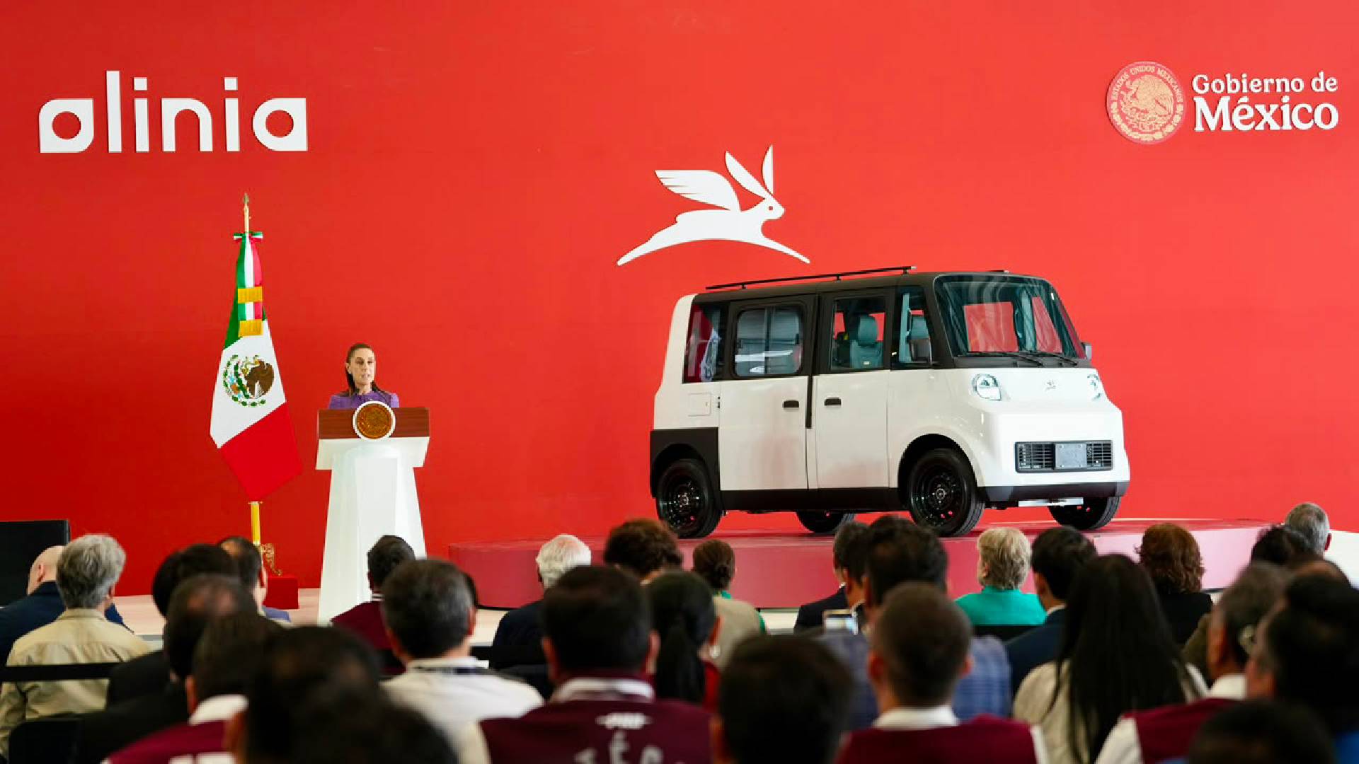 Sheinbaum presenta Olinia, el primer vehículo eléctrico mexicano