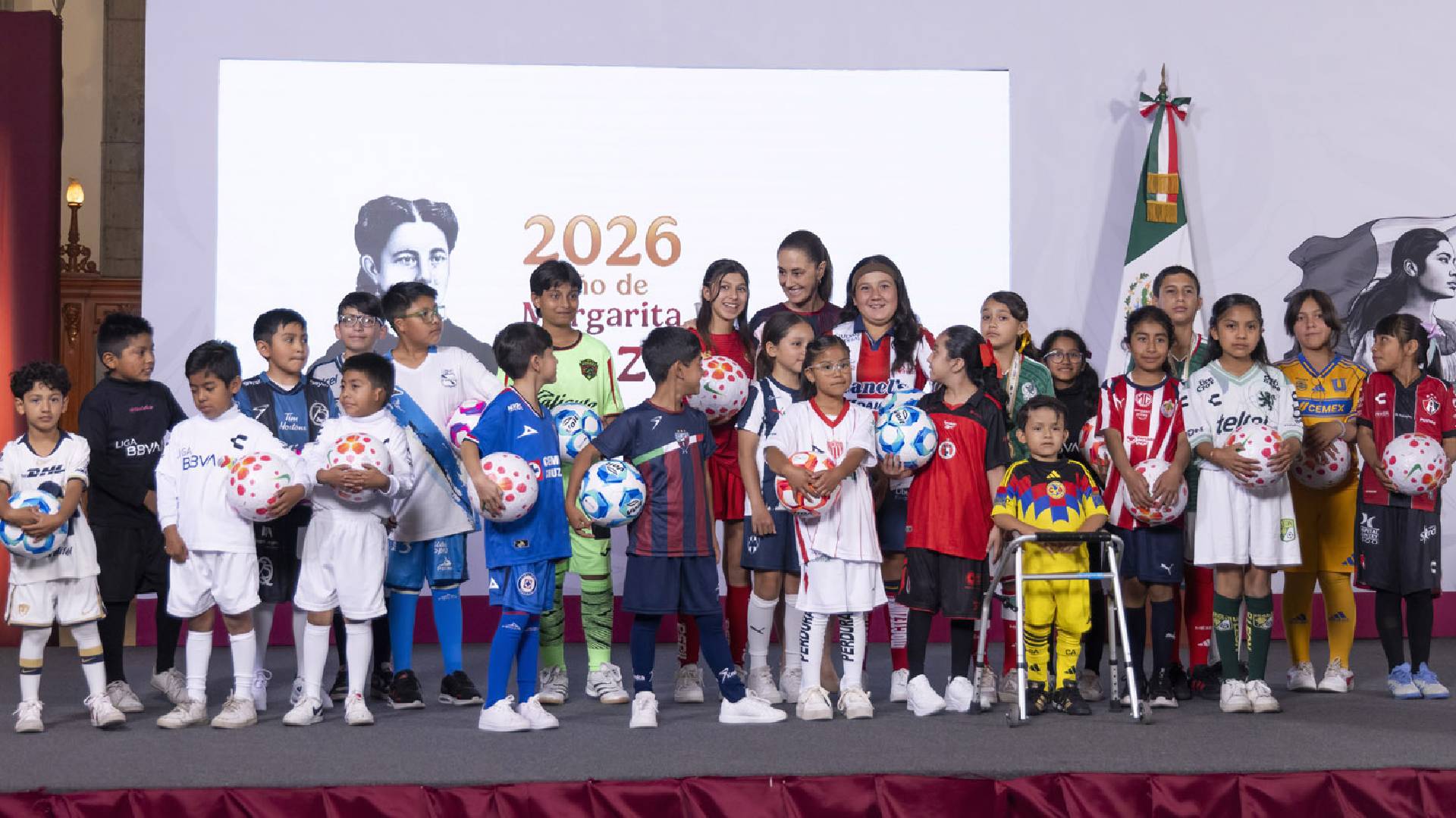 Sheinbaum anuncia escuelas para formar futuros futbolistas en México