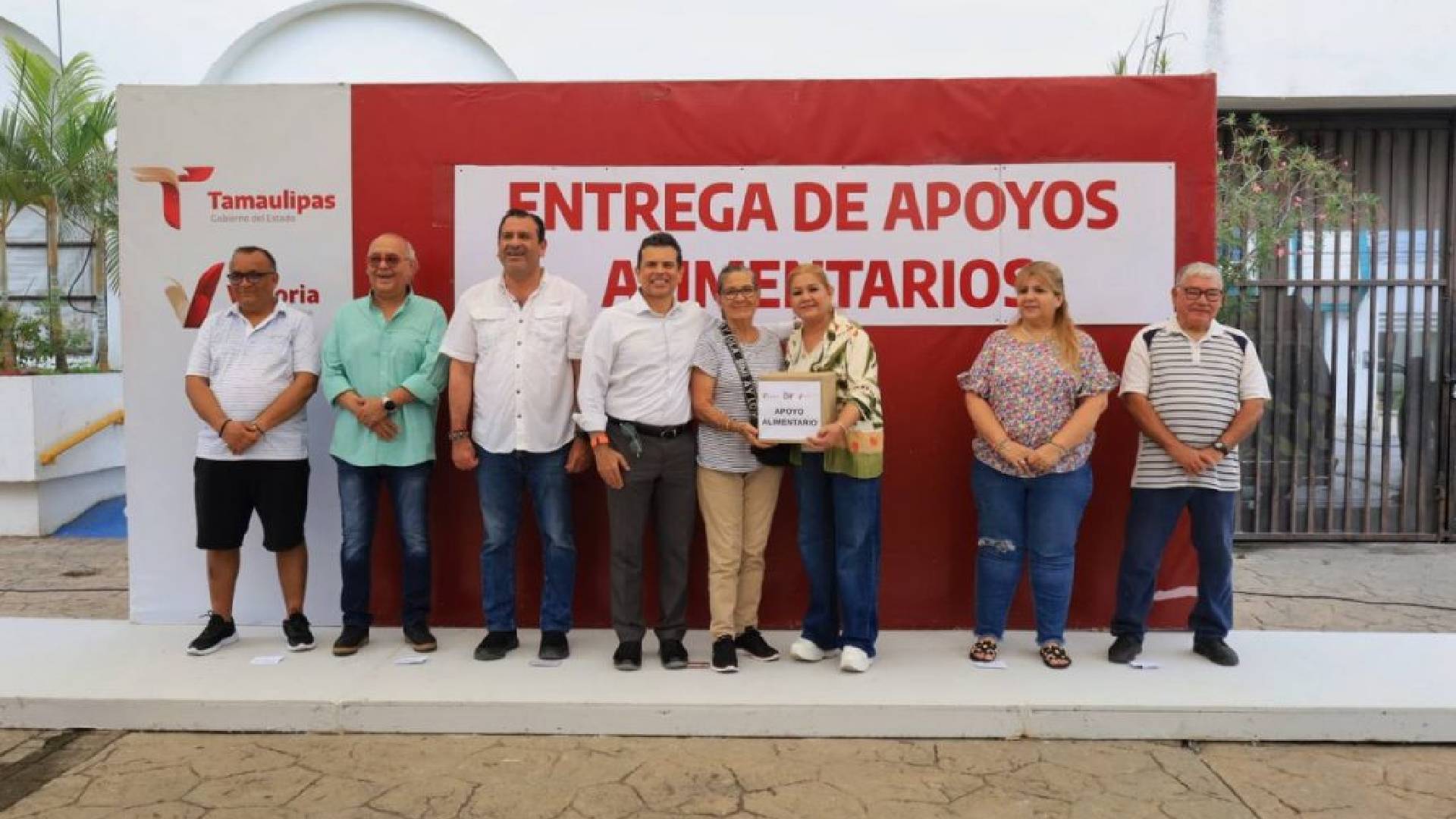 Entrega Lalo Gattás apoyos alimentarios a familias de Victoria