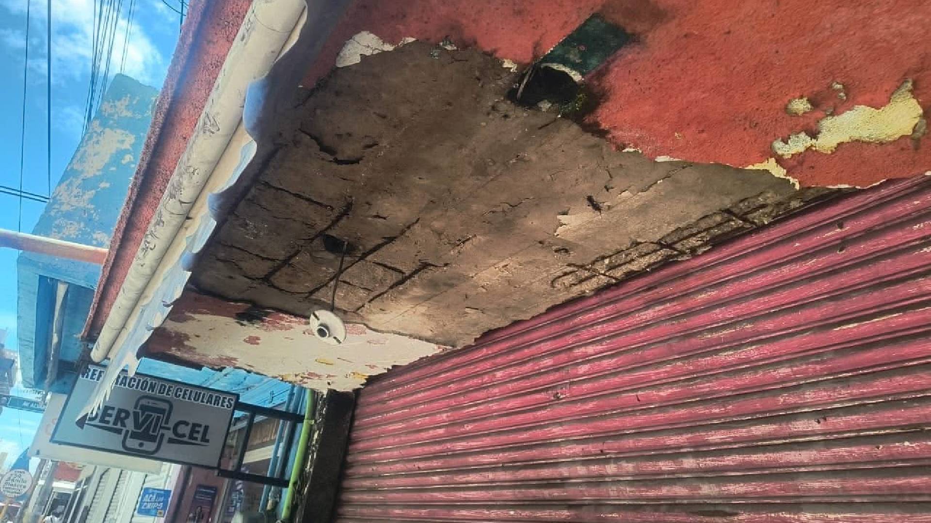 Riesgo de colapso en edificio abandonado en Ciudad Madero
