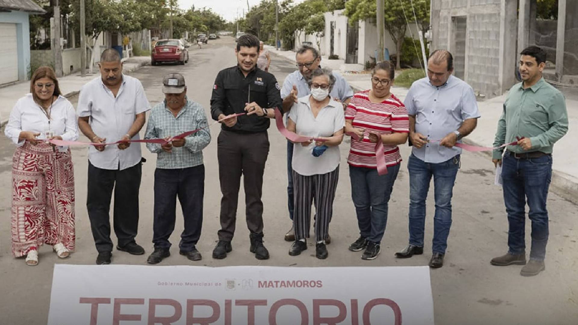 Beto Granados lleva nueva pavimentación y Mega Brigada a la colonia Abelardo de la Torre