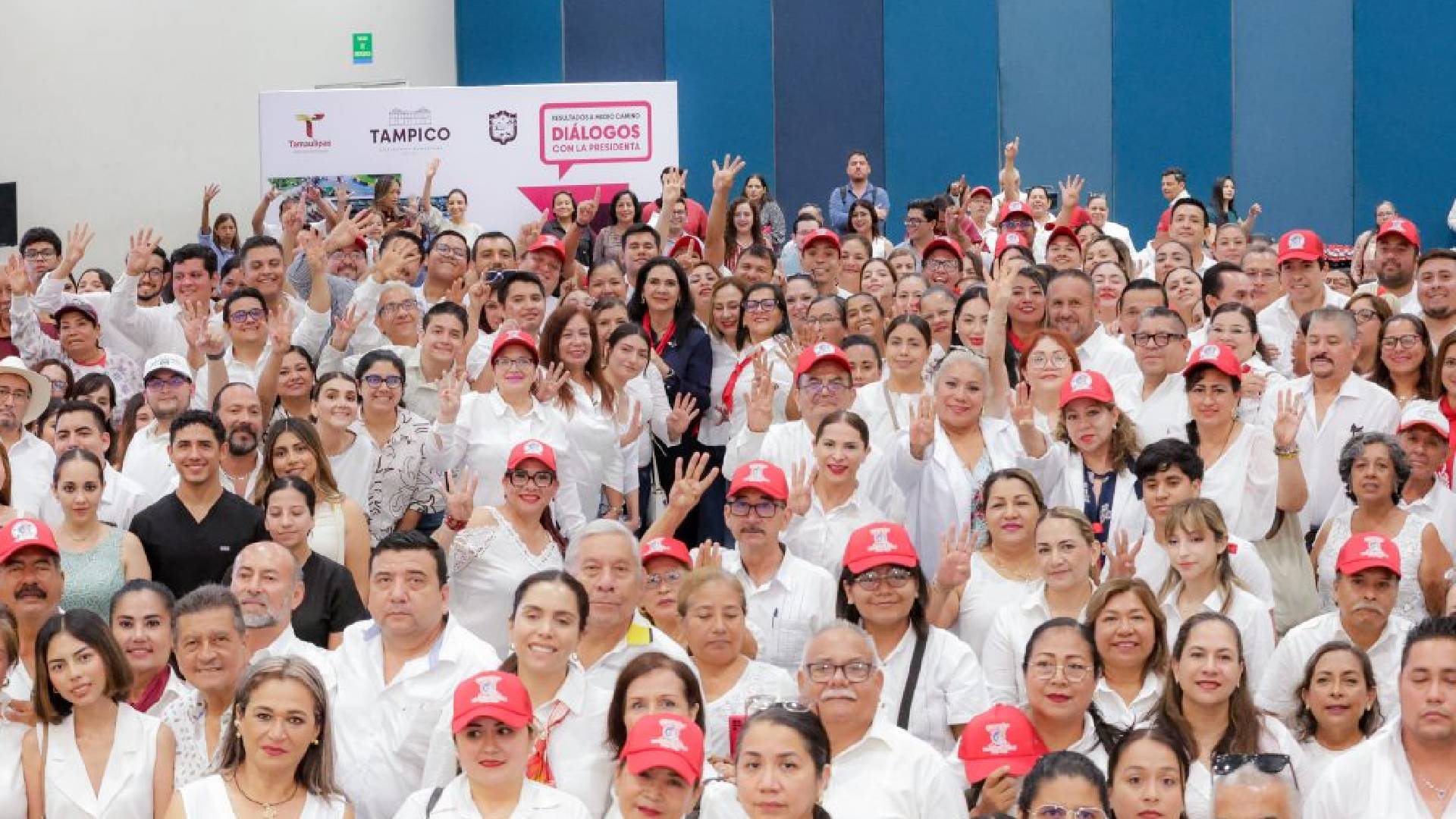 Mónica Villarreal presenta avances de su gobierno ante profesionales de la salud
