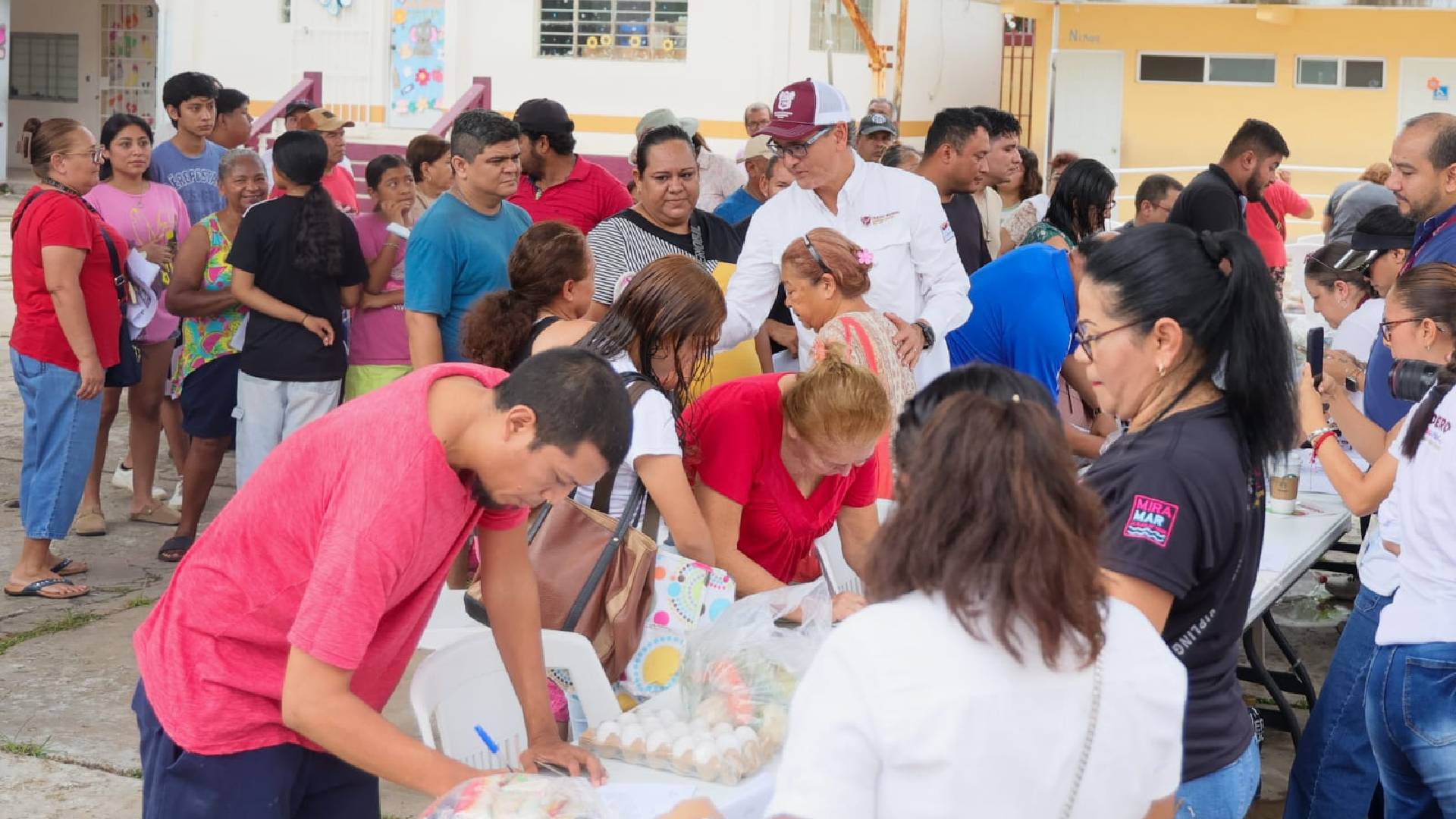 Acerca Erasmo González servicios y apoyos a miles de familias con “Gobierno en Tu Colonia”