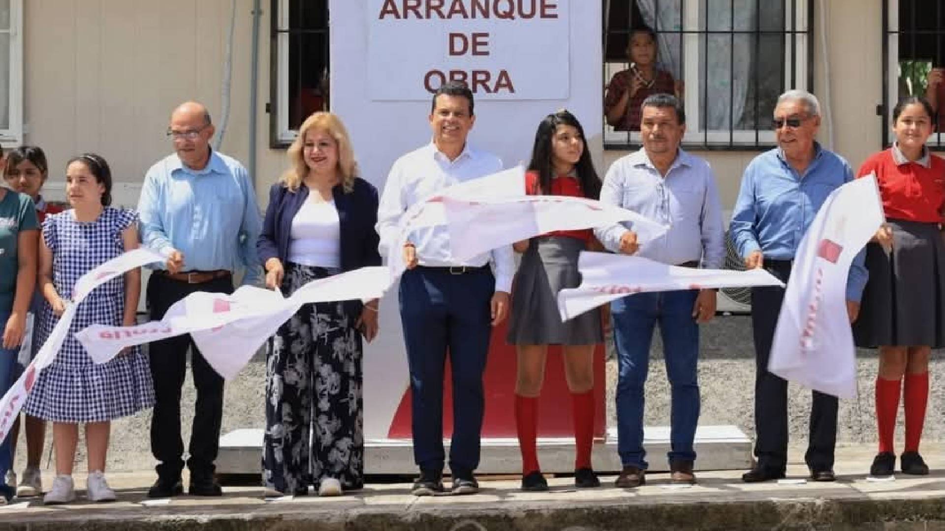 Lalo Gattás inicia construcción de techumbre en jardín de niños
