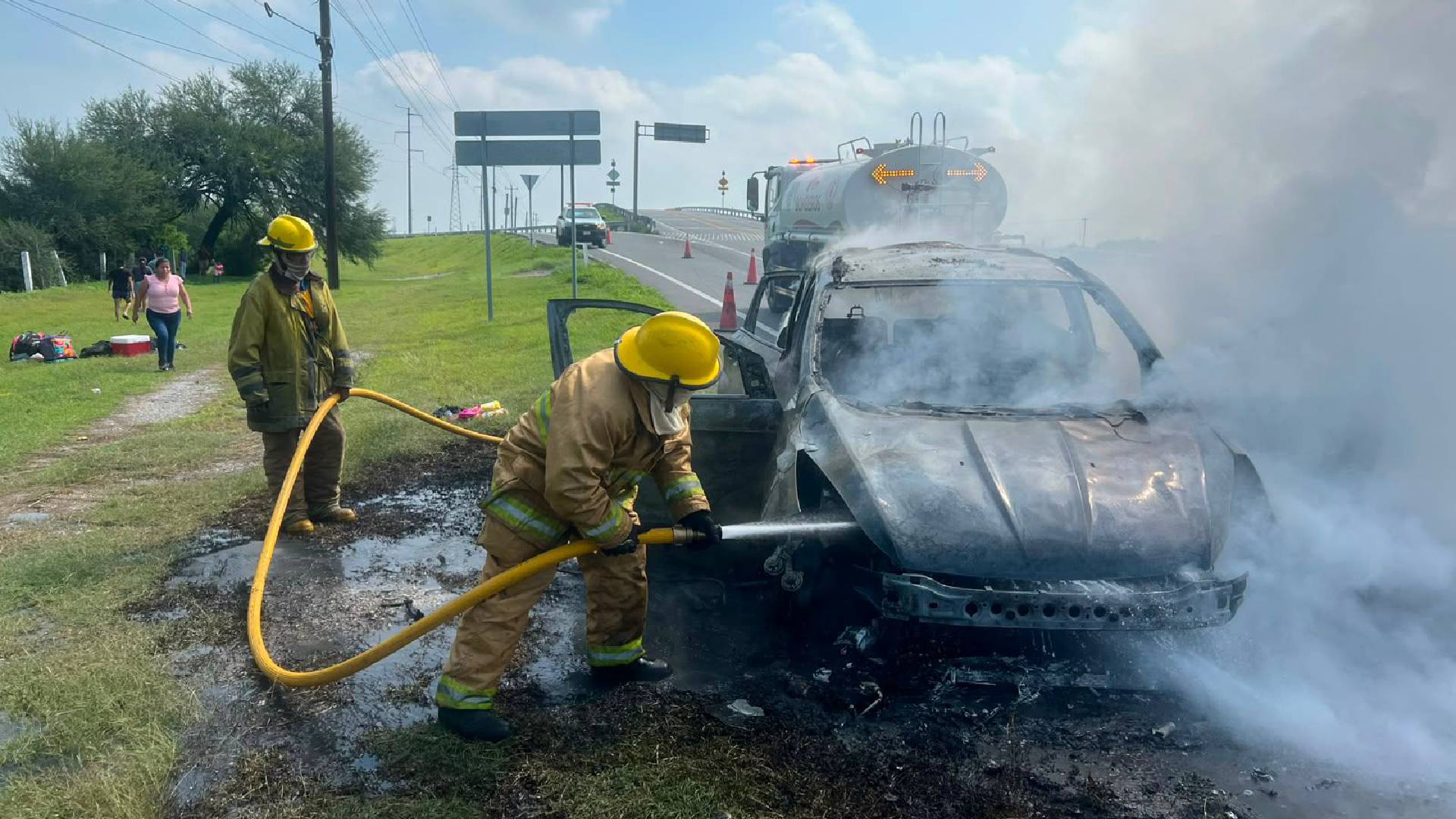 Incendio consume camioneta en carretera Zaragoza-Matamoros