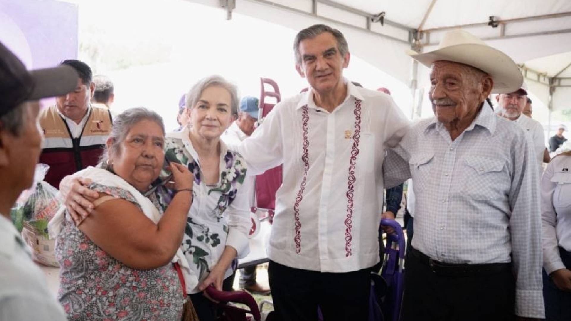 Llevan Américo y María de Villarreal apoyos a Antiguo Morelos