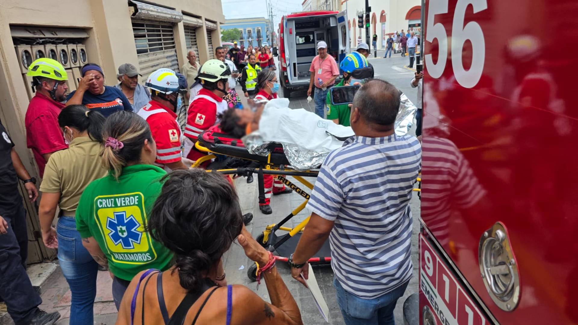 Rescatan a mujer tras sufrir descarga eléctrica en edificio de Matamoros
