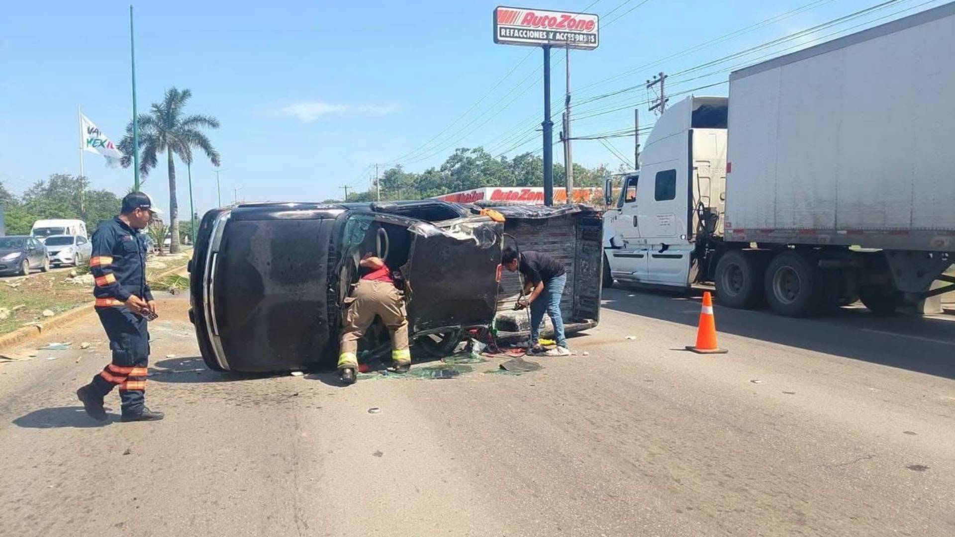 Camioneta termina volcada tras choque con tráiler de Altamira