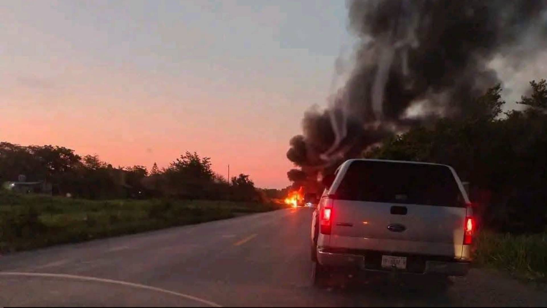 Dos muertos tras brutal choque e incendio de tráileres