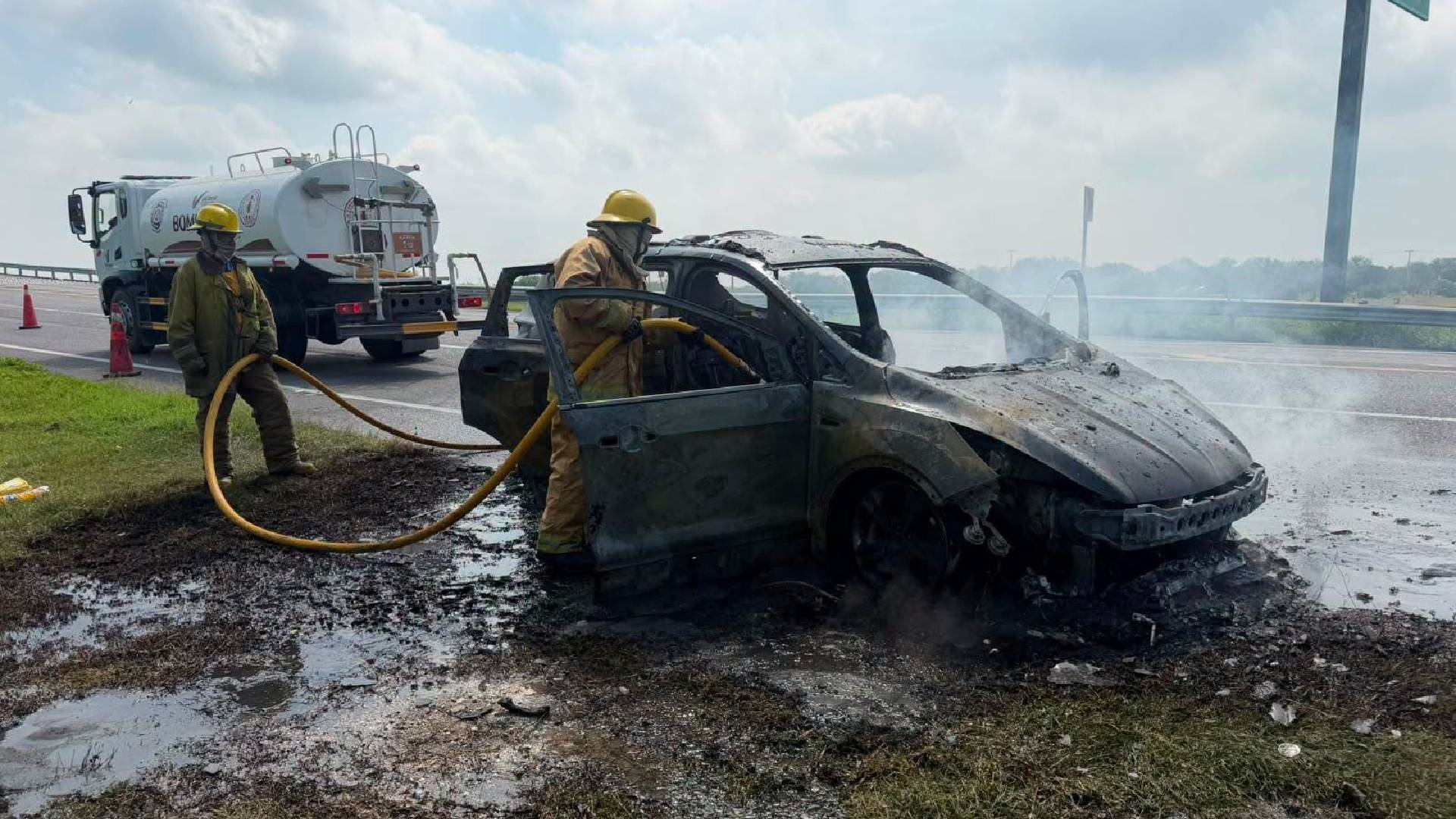 Vehículo se incendia en la carretera Victoria-Matamoros