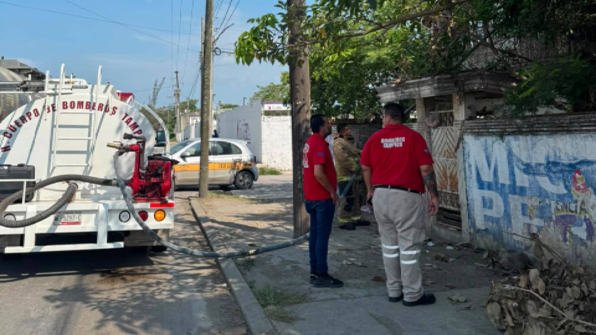 Voraz incendio consume vivienda abandonada en Tampico