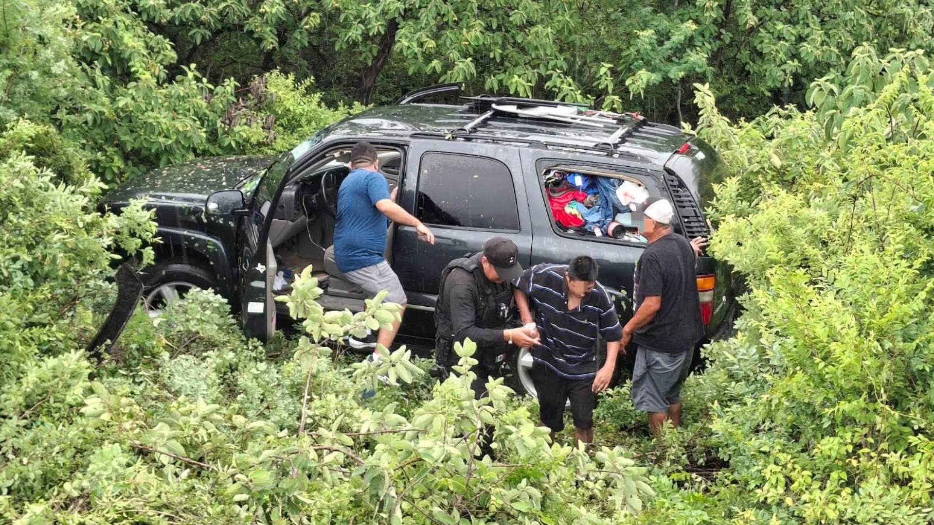 Conductor derrapa y vuelca en barranco de la carretera Victoria-Llera