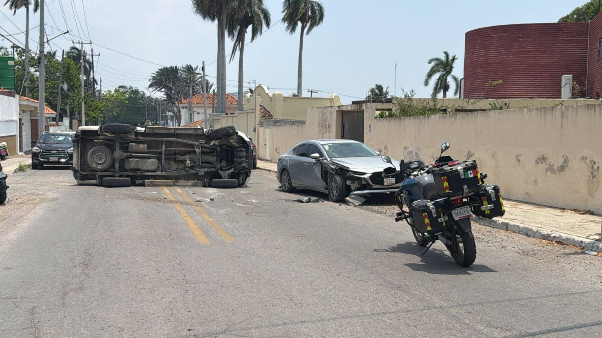 Pierde el control, choca y vuelca frente a COMAPA en Tampico
