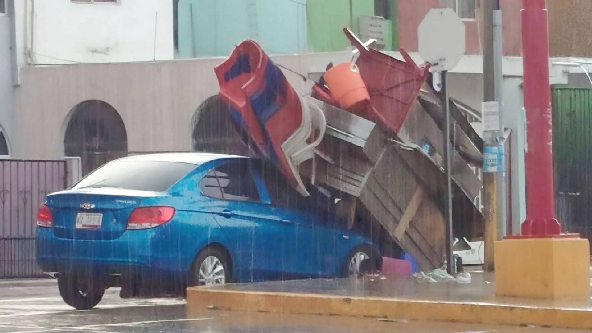 Conductor huye tras chocar puesto de tacos en Tampico