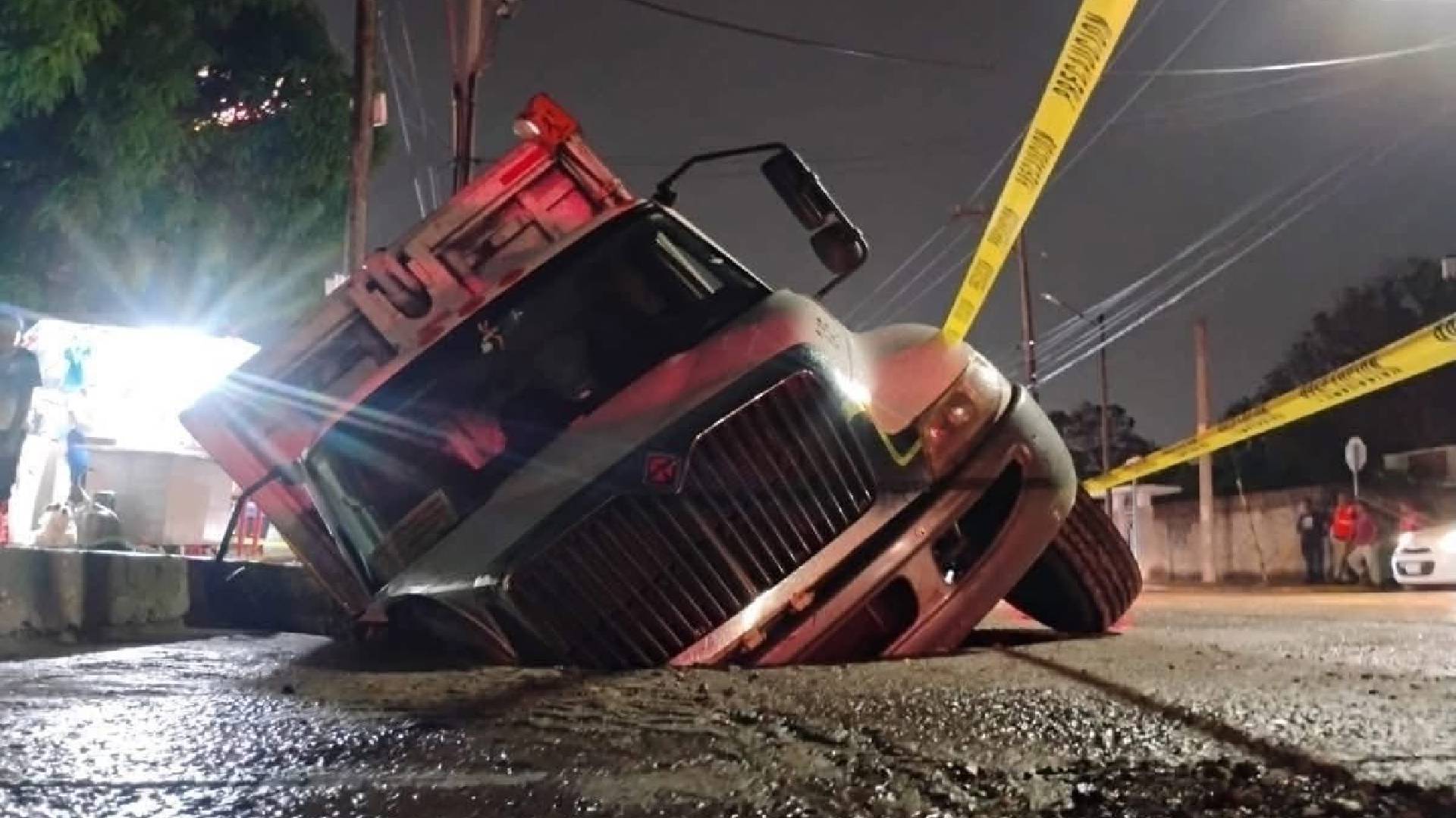 Socavón se traga camión recolector de basura en Tampico