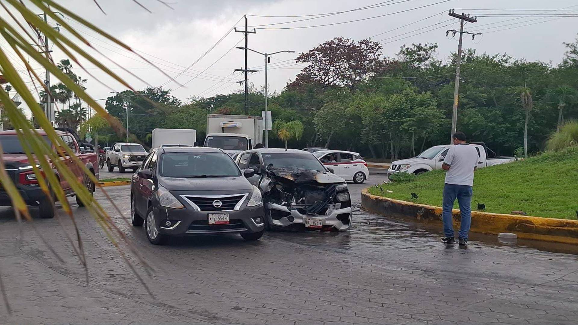 Se incendia auto mientras transitaba por boulevard en Tampico