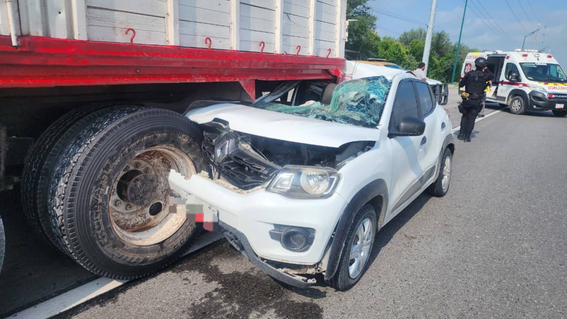 Auto queda incrustado debajo de un camión en Victoria