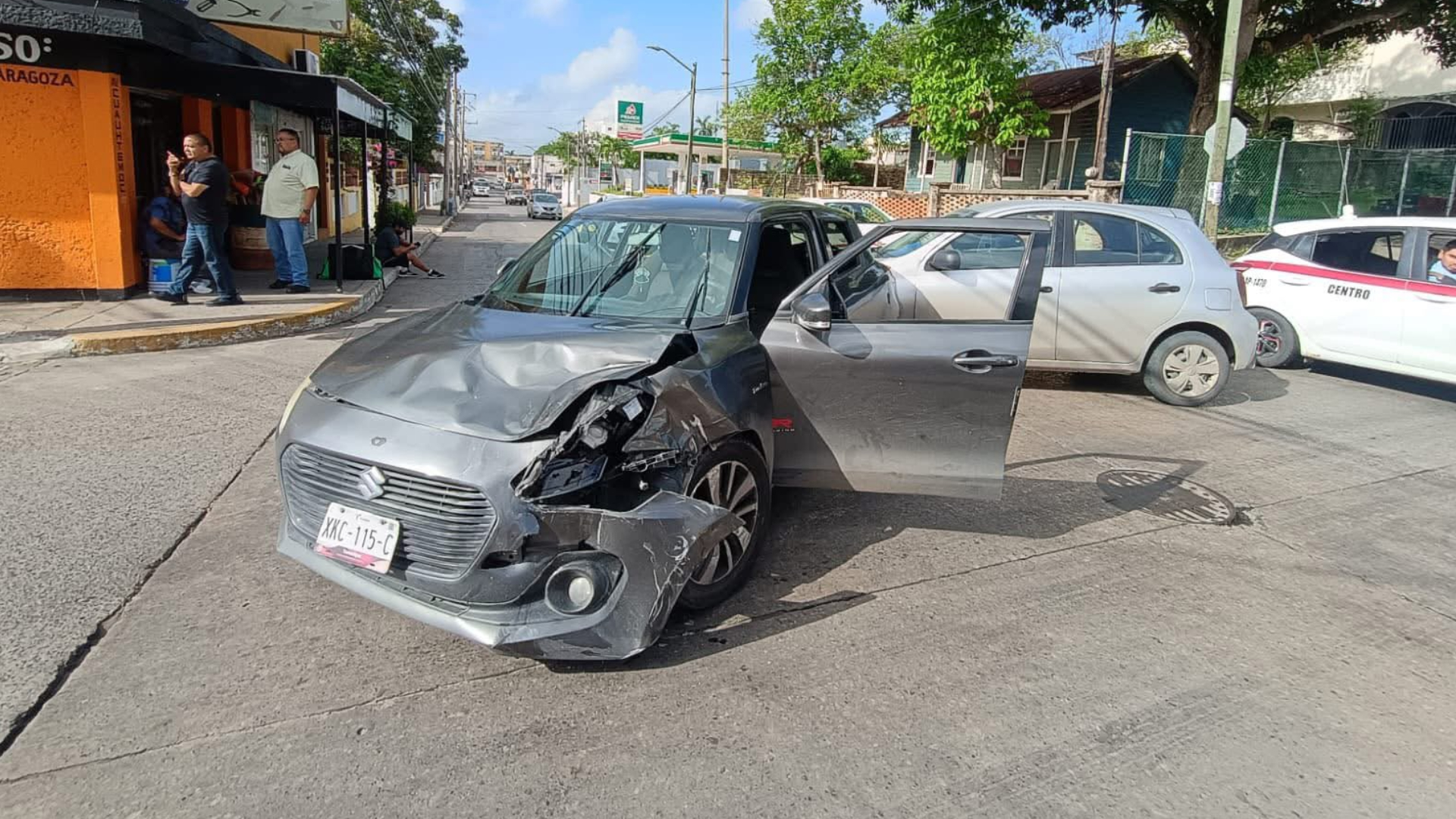Fuerte choque provoca caos vial en la avenida Cuauhtémoc en Tampico