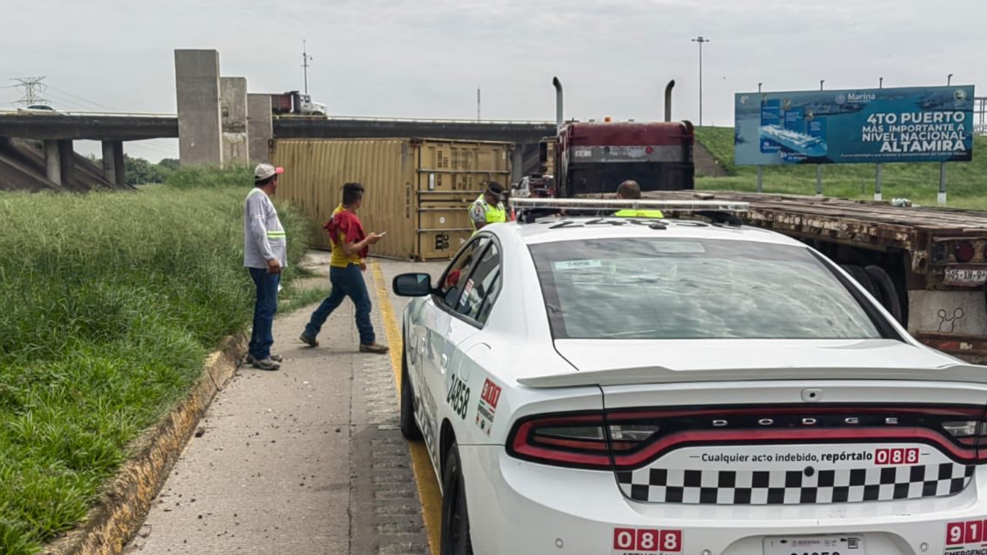 Cae contenedor de transporte de carga en Altamira