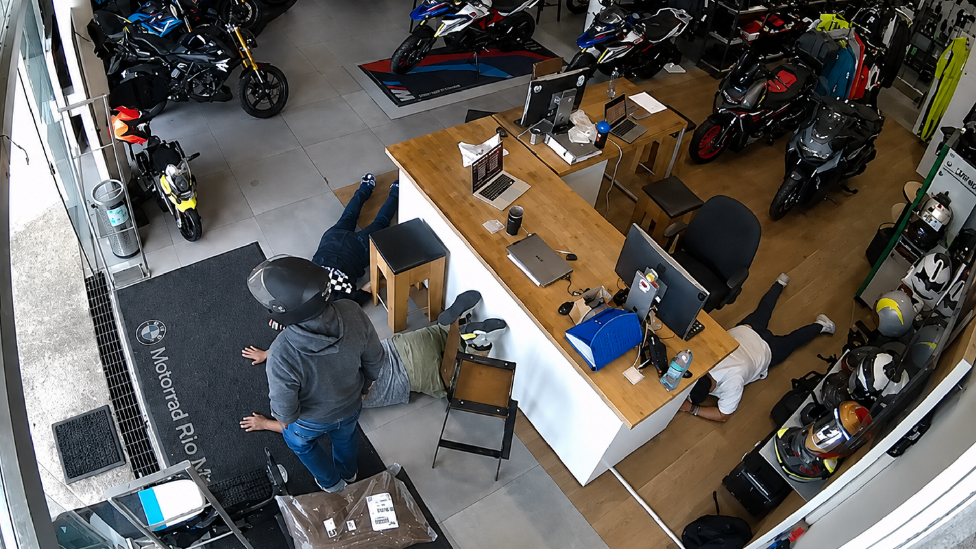Cámara capta asalto armado en agencia de motos de Cuernavaca