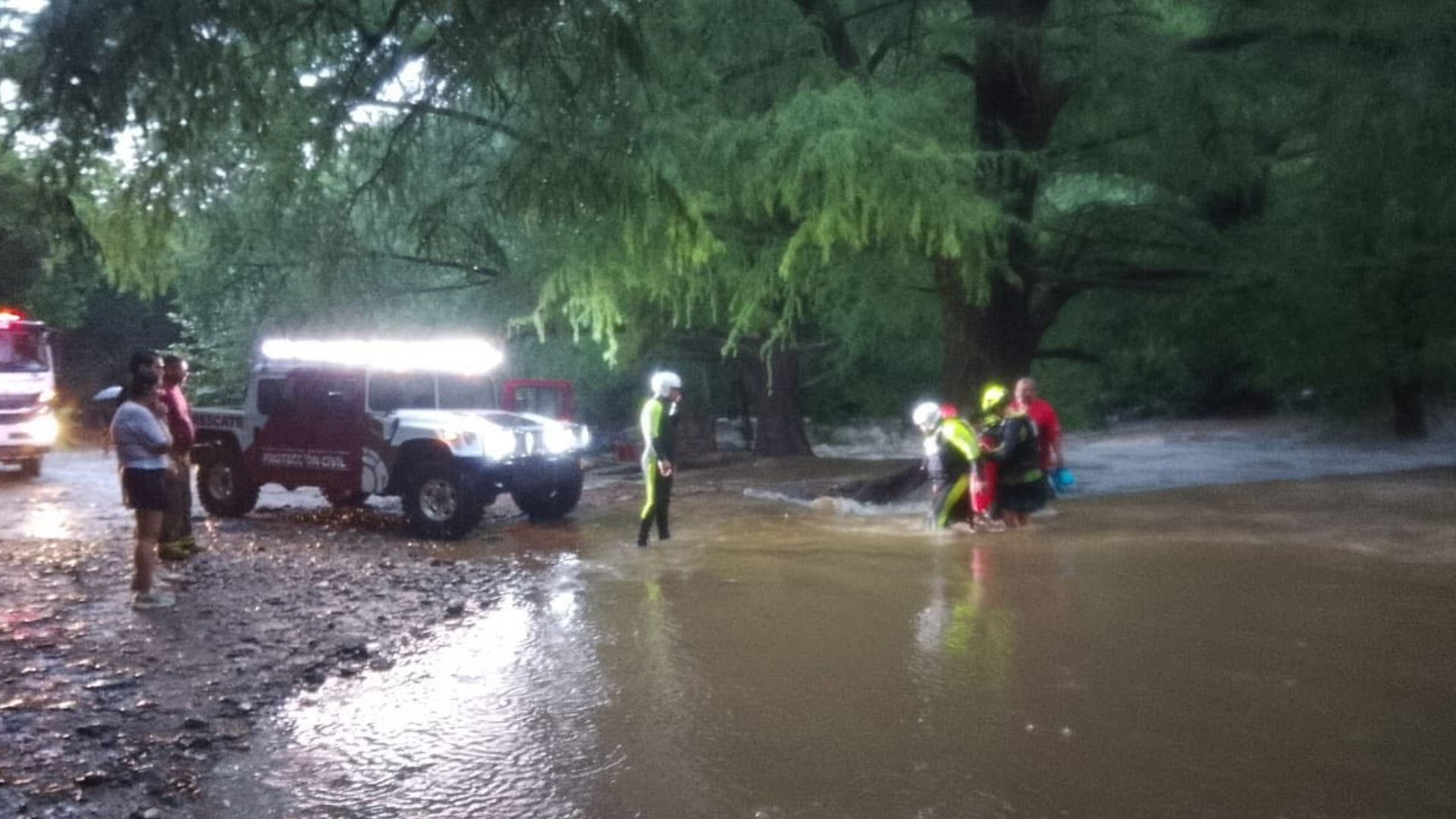 Rescatan a niño atrapado en Los Troncones