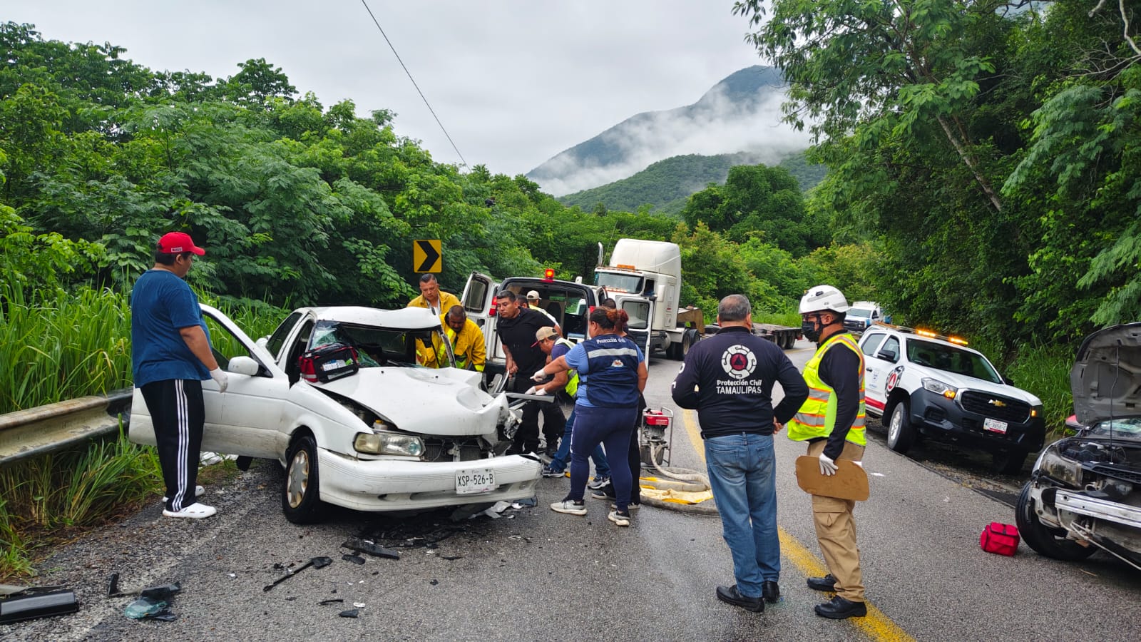 Conductor provoca choque frontal en Llera, deja 6 heridos y huye