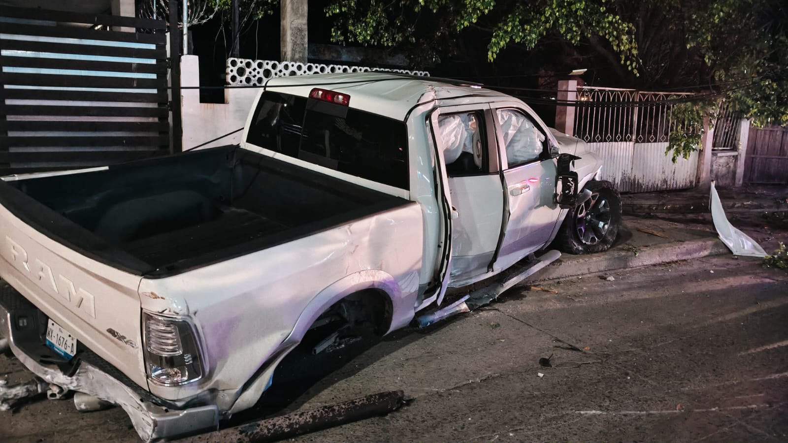 Auto queda destrozado y sin llantas tras brutal choque en Madero