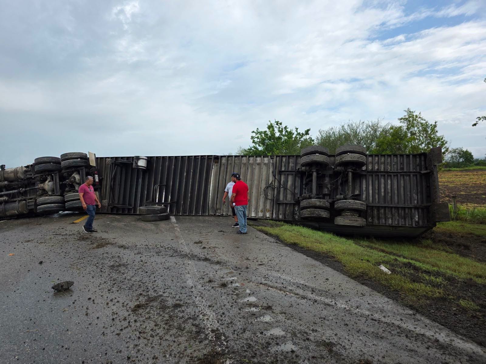 Volcadura de tráiler cargado de limón cierra la carretera González-Llera