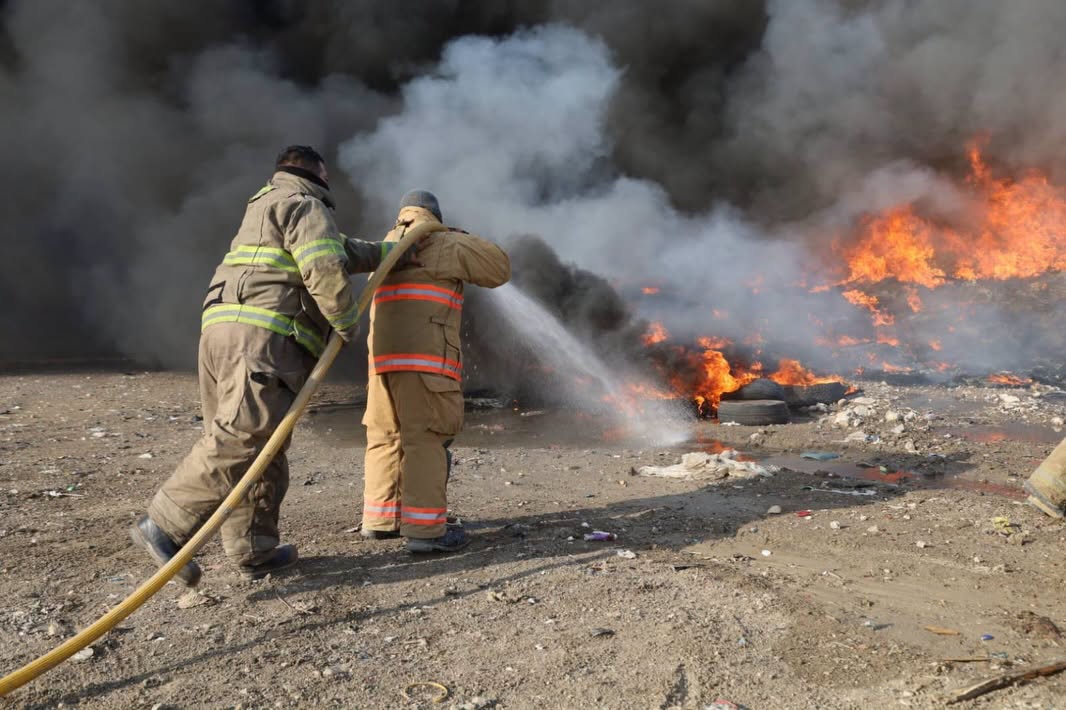 Arde depósito de llantas junto al relleno sanitario en Ciudad Victoria