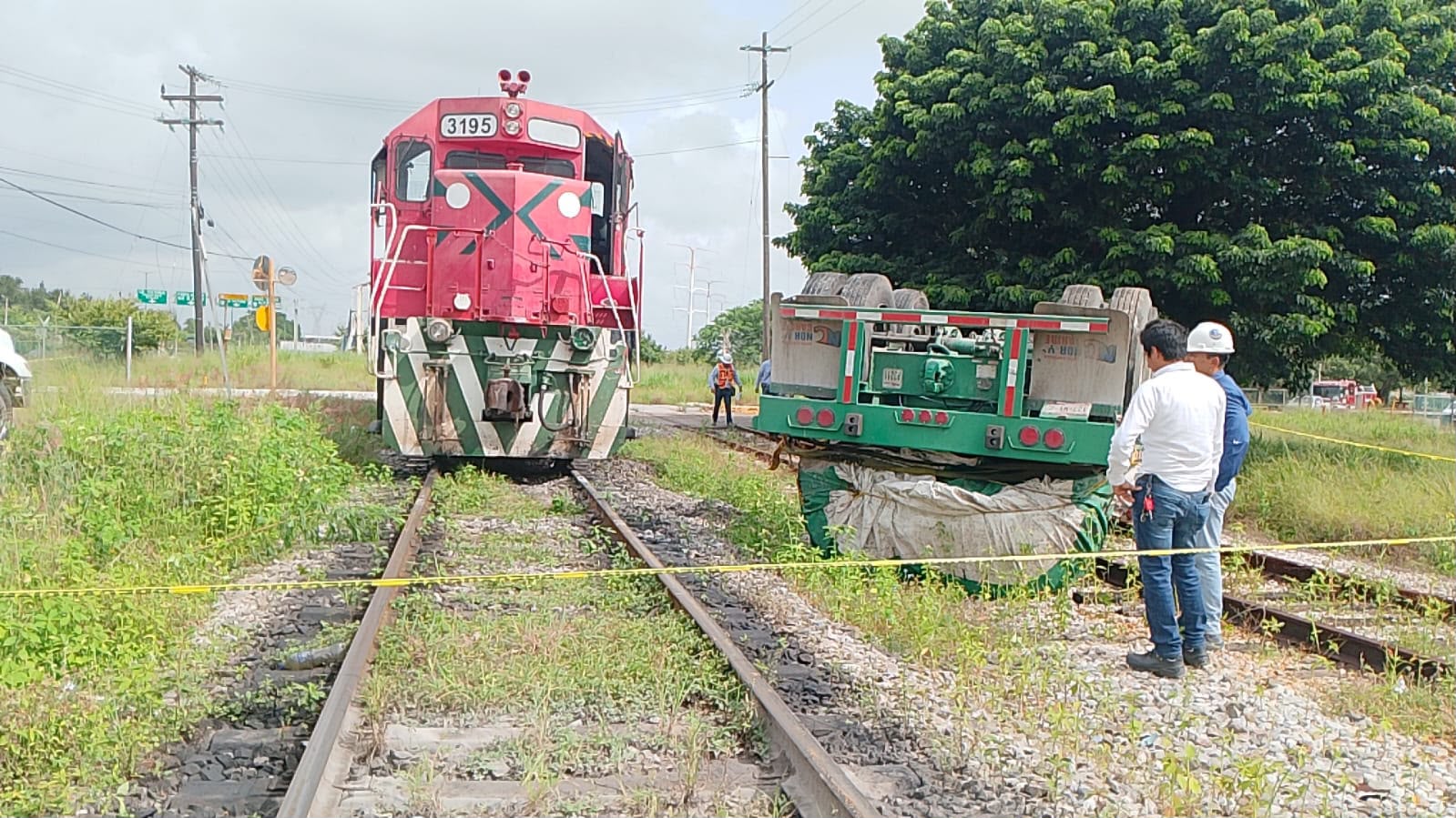Tren embiste a tráiler de doble remolque en Altamira