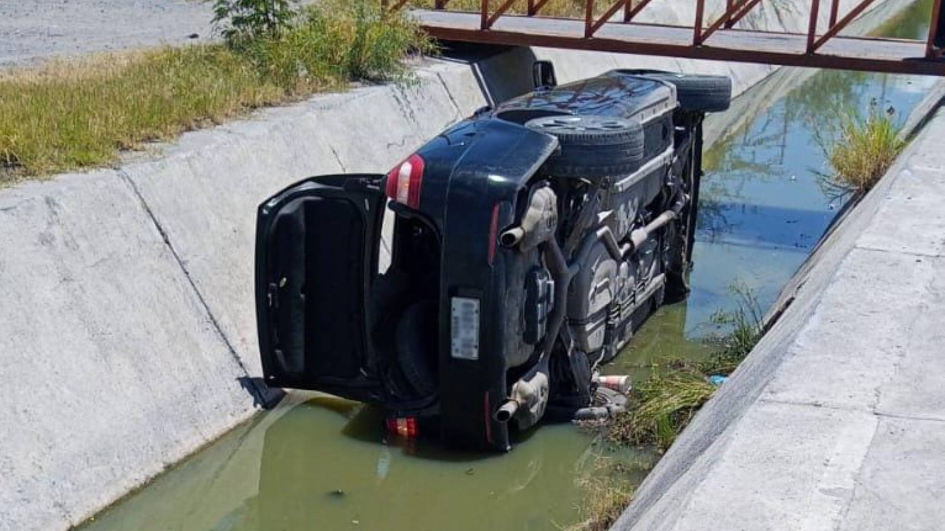 Vehículo vuelca y cae a canal de desagüe en Reynosa