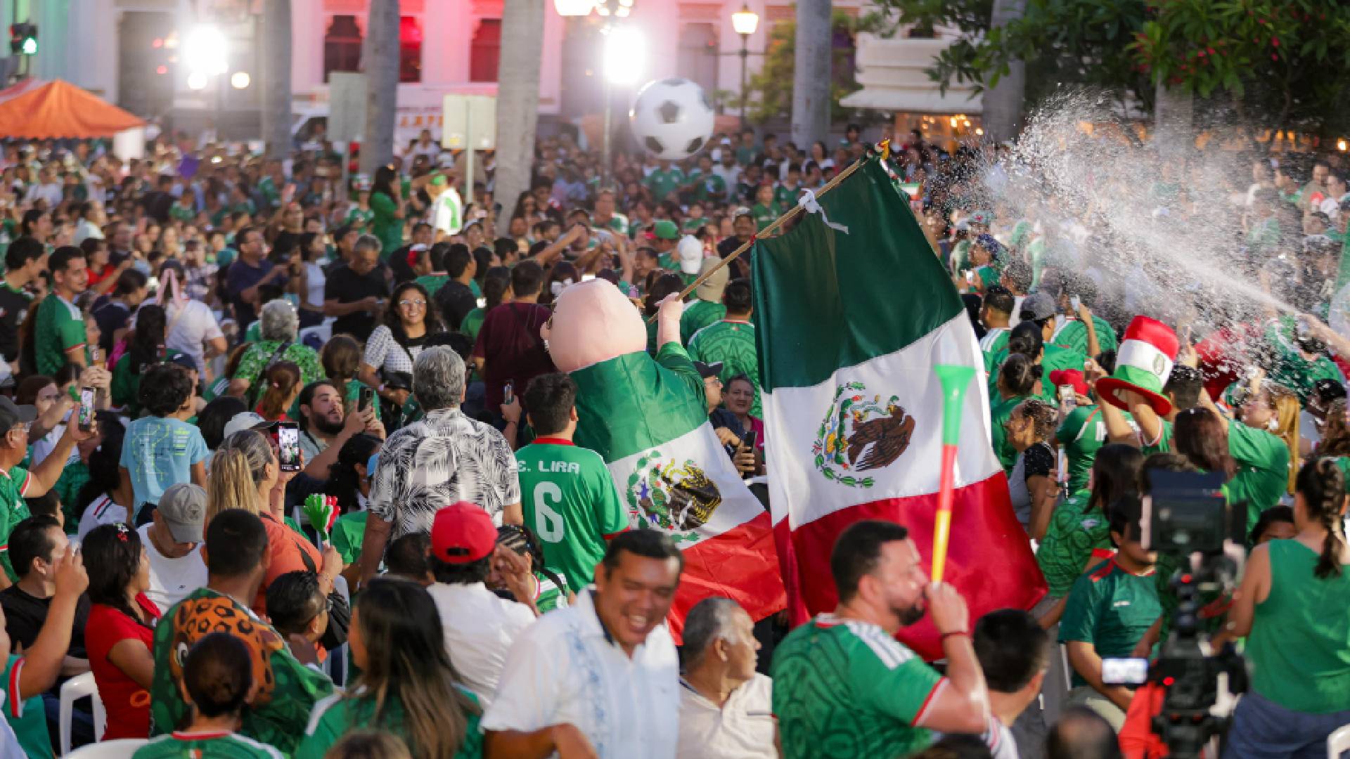 Más de 2 mil aficionados celebran triunfo de México en Tampico