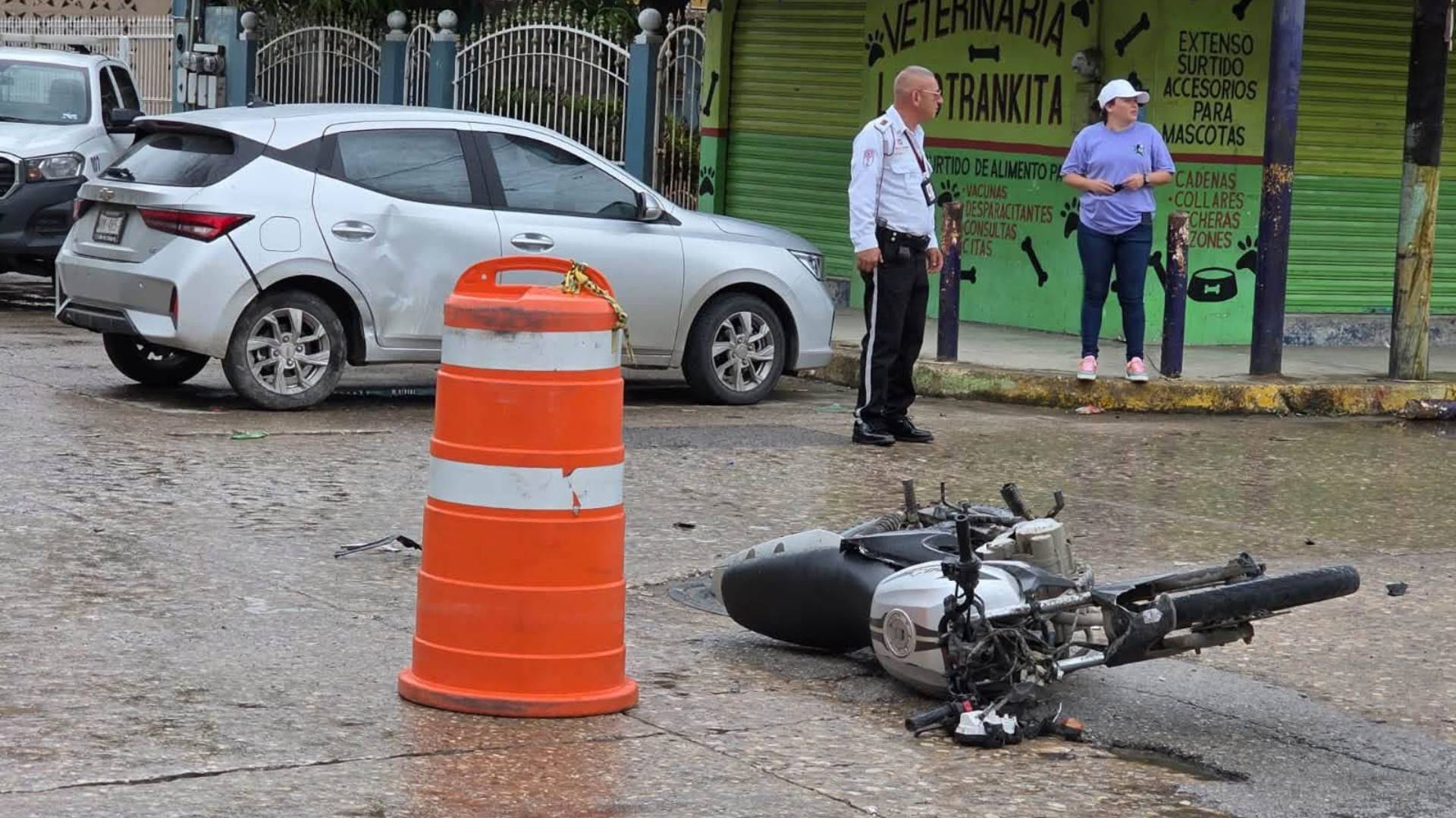 ¡Se pasa el semáforo en rojo y termina hospitalizado tras choque en Madero!