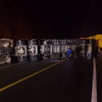 Vuelca tráiler de doble remolque y bloquea la carretera Mante-Tula