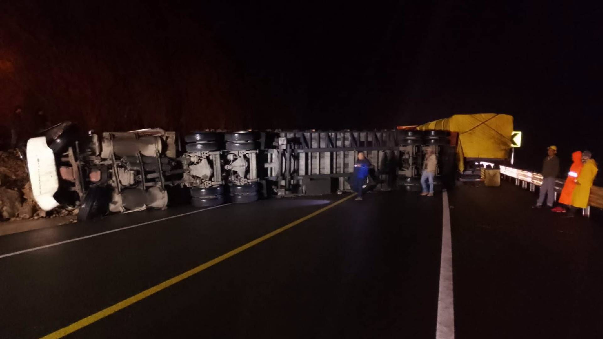 Vuelca tráiler de doble remolque y bloquea la carretera Mante-Tula