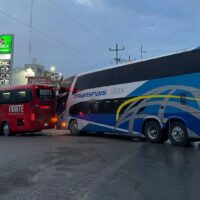 Choque de autobuses en carretera Villa Manuel-González deja pasajeros con crisis nerviosa