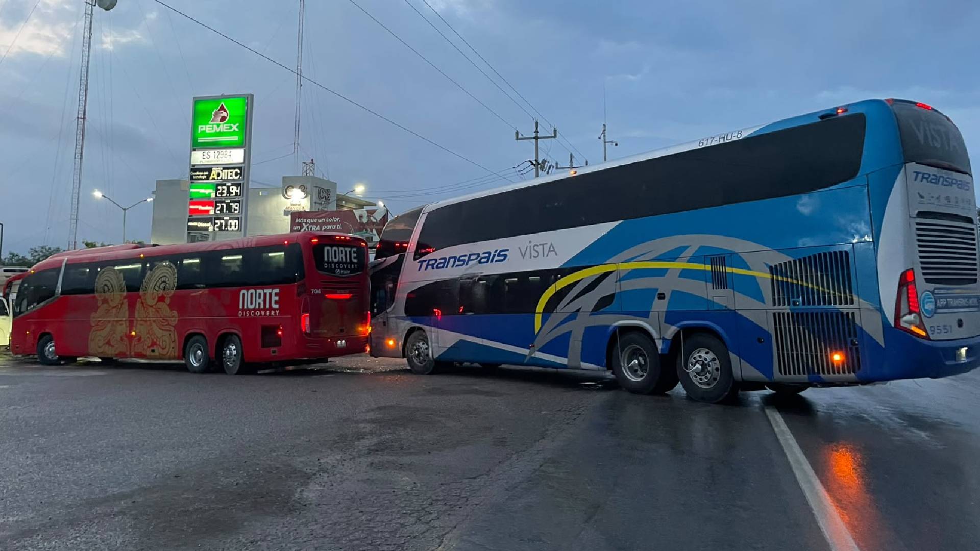 Choque de autobuses en carretera Villa Manuel-González deja pasajeros con crisis nerviosa