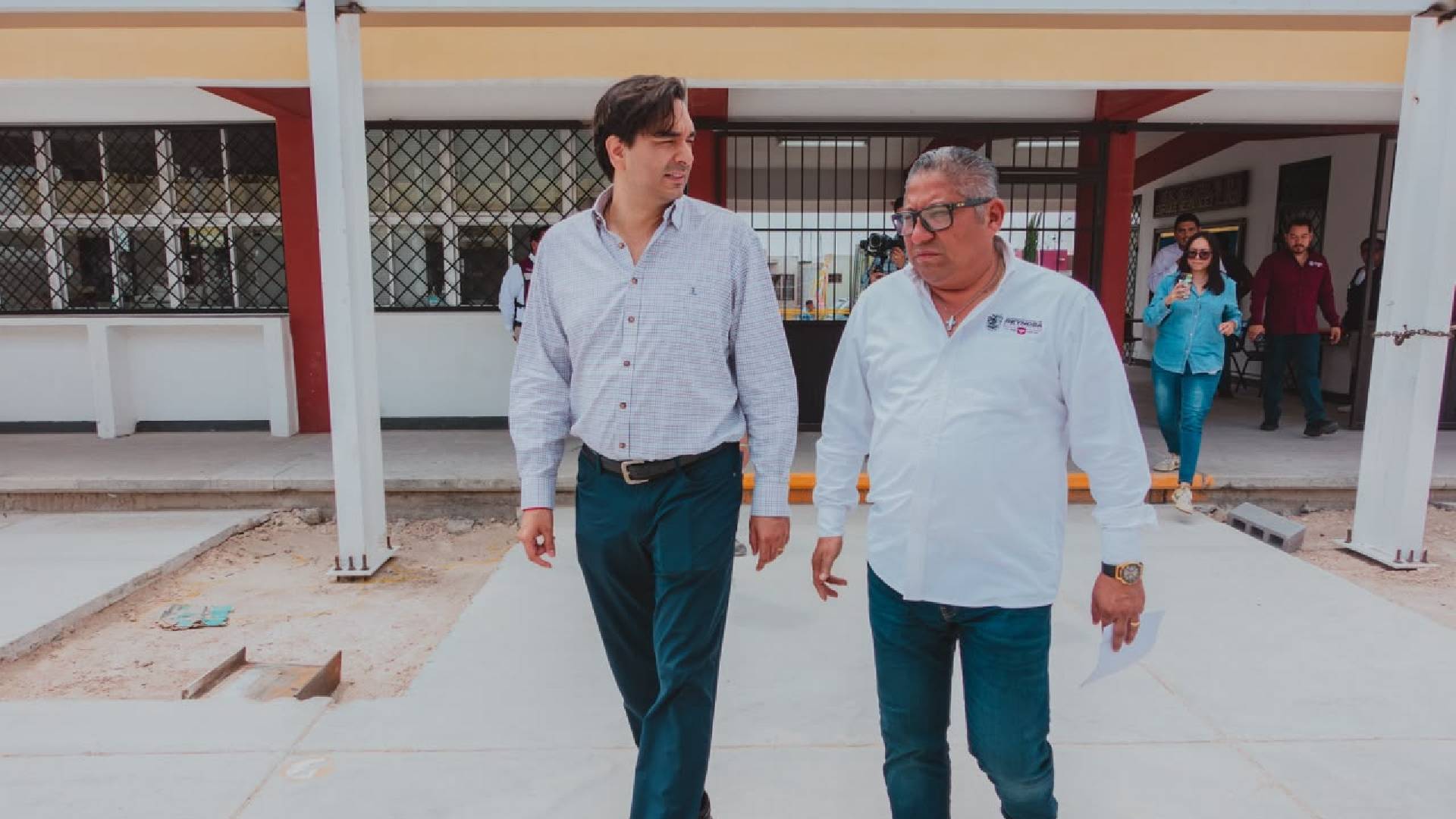 Eduardo López supervisa avance de techumbre en secundaria de Reynosa