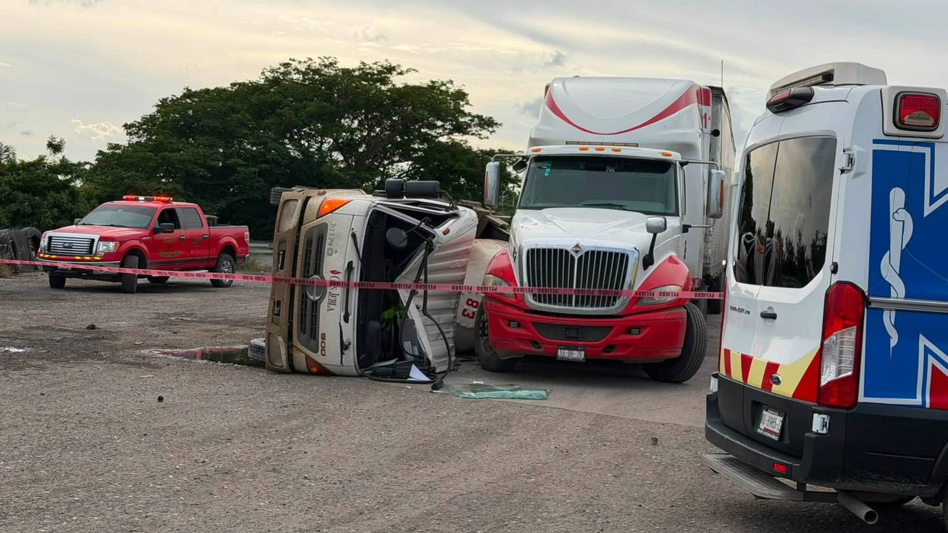 Vuelca pipa cargada de gas en el Libramiento Poniente de Tampico
