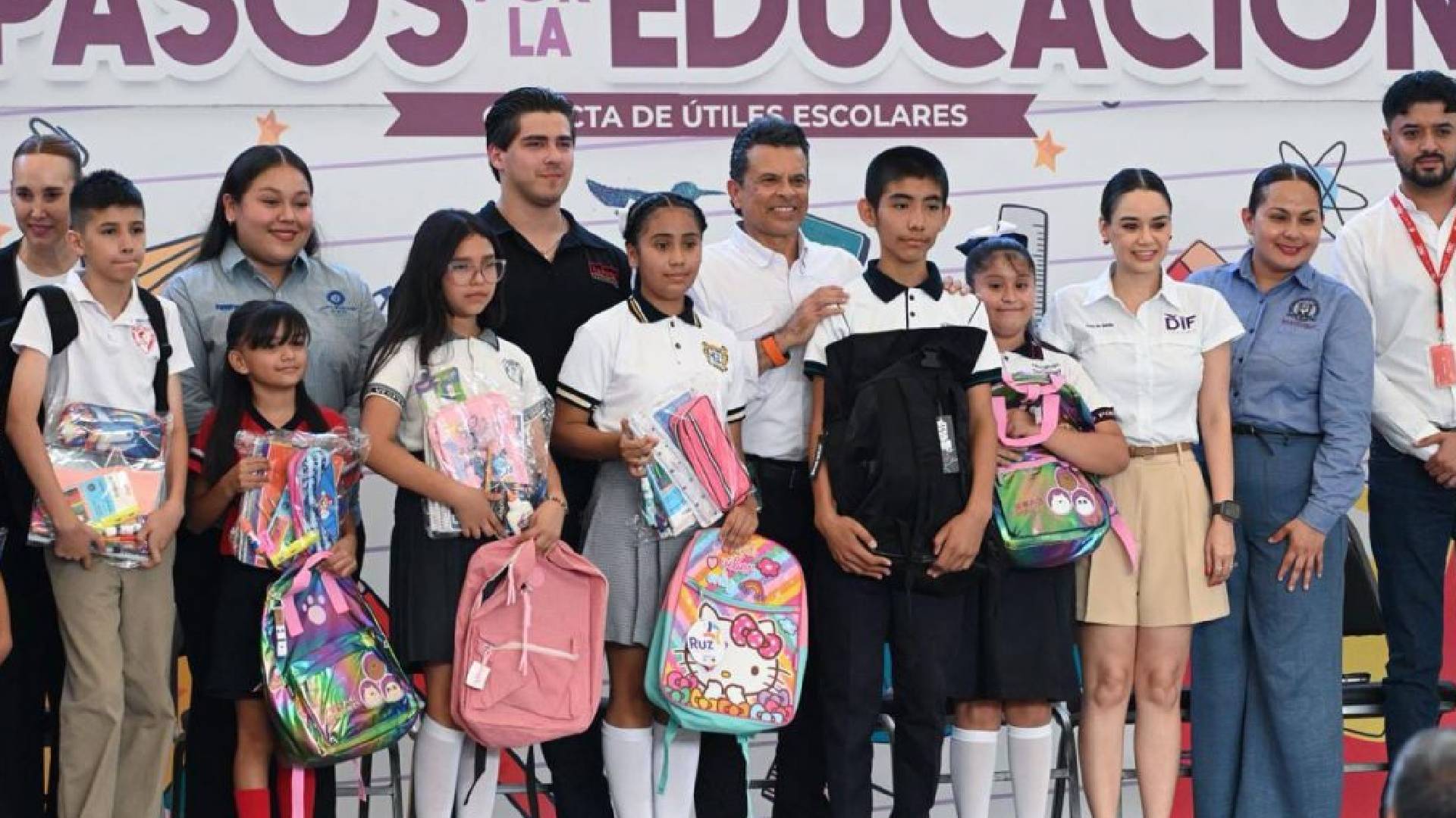 Lalo y Lucy Gattás entregan kits escolares de la campaña «Pasos por la Educación»
