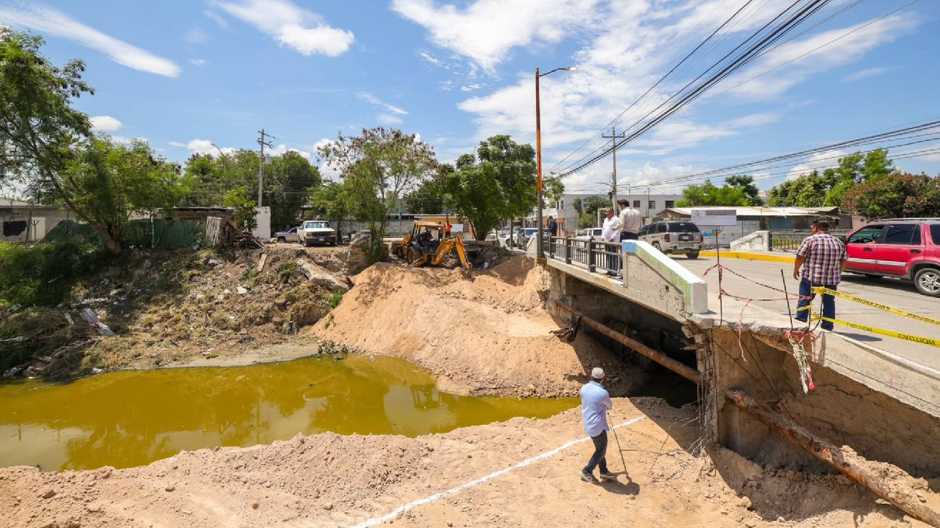 Carlos Peña Ortiz supervisa rehabilitación de puente en la colonia Renacimiento
