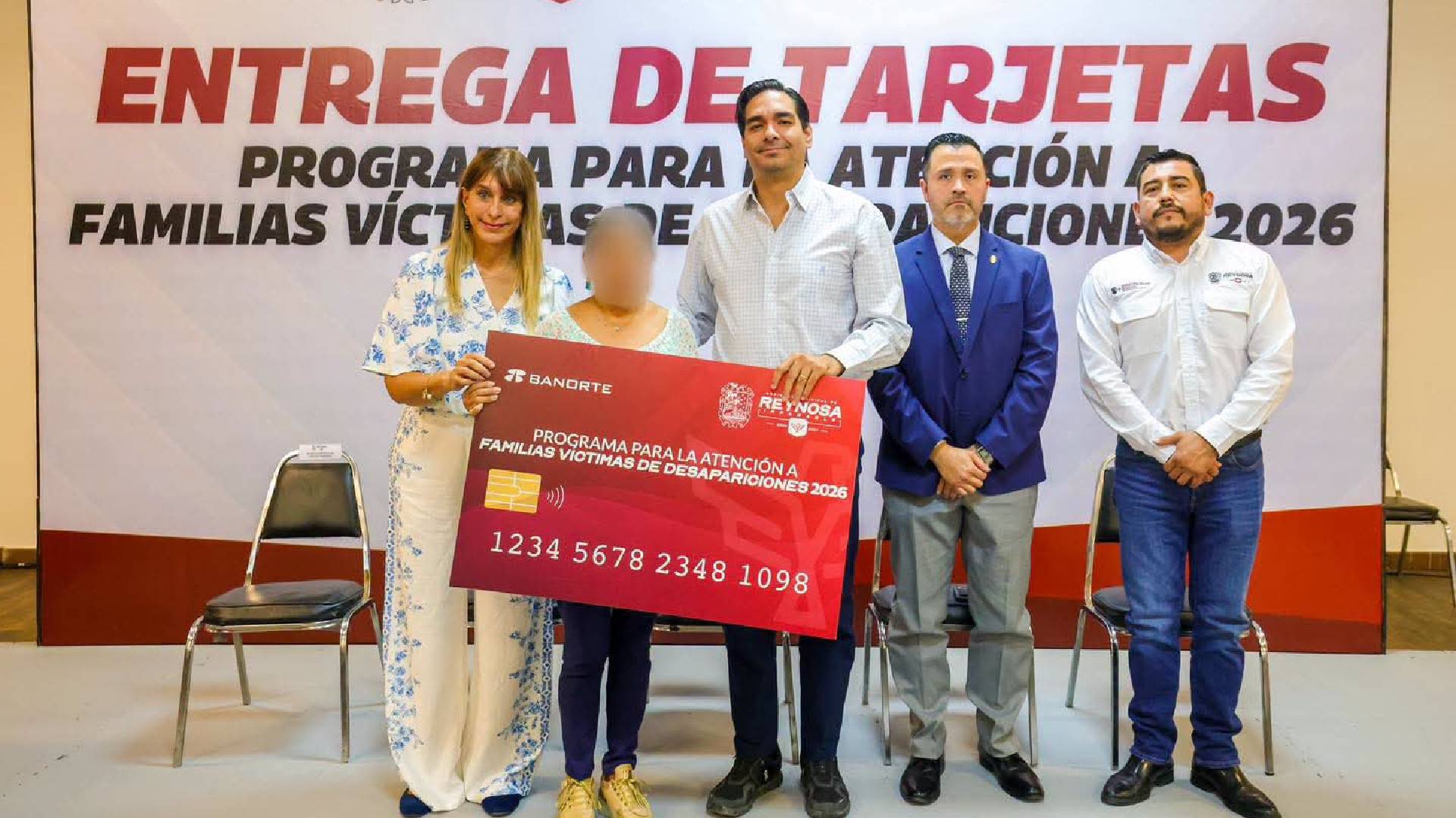 Carlos Peña entrega apoyos económicos a familias de personas desaparecidas