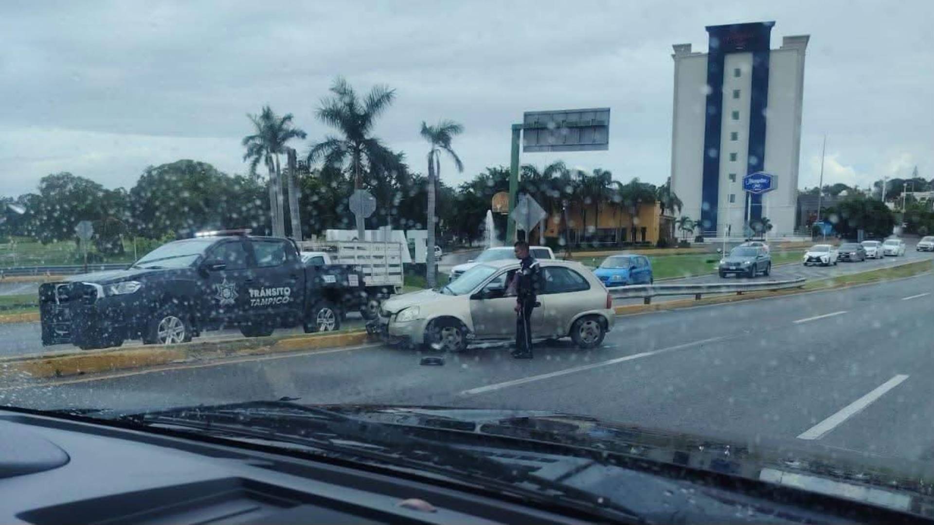 Lluvia provoca accidente frente al Aeropuerto de Tampico