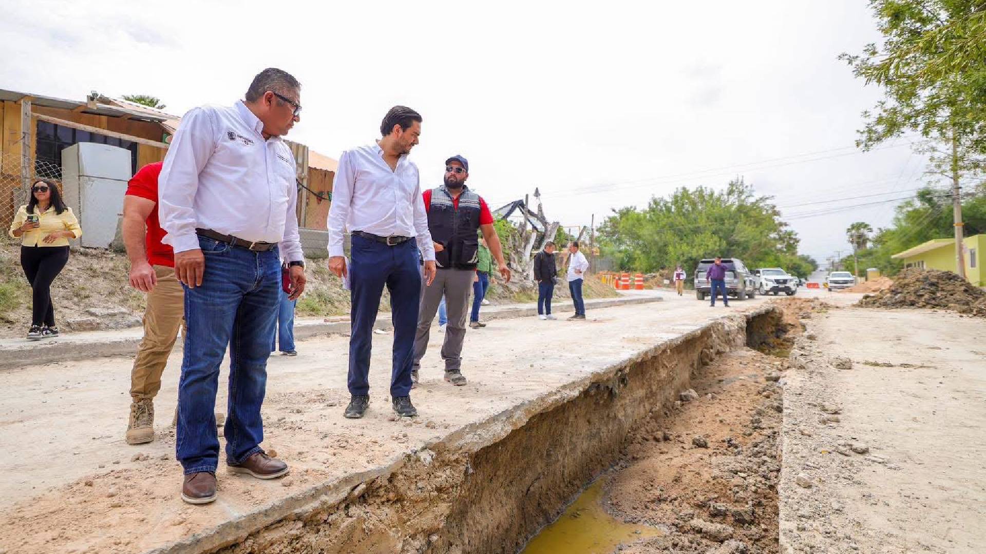 Eduardo López Arias supervisa avance de obra de alcantarillado en la colonia Burocrática en Reynosa