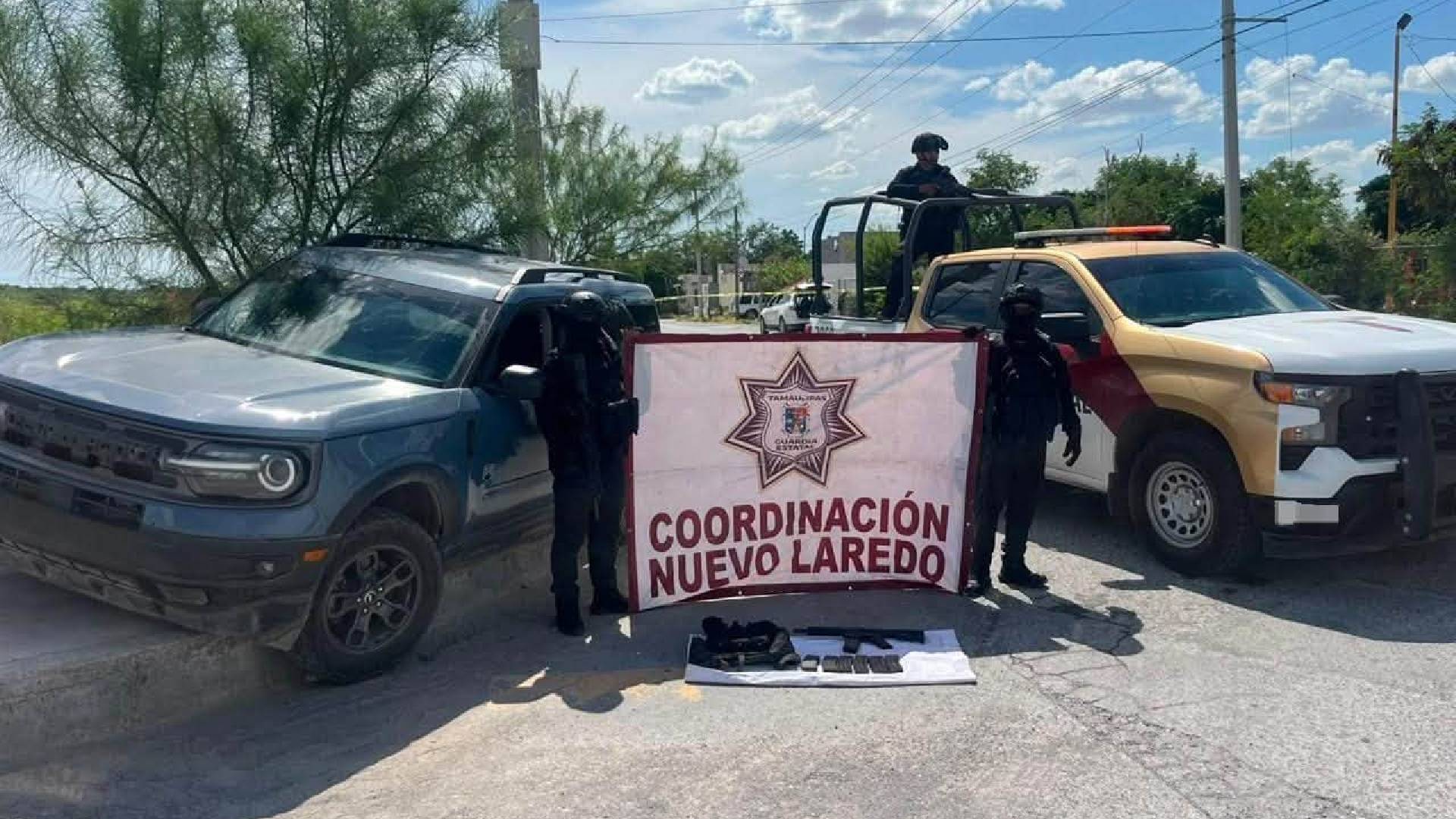 Abandonan vehículo robado con armamento en Nuevo Laredo
