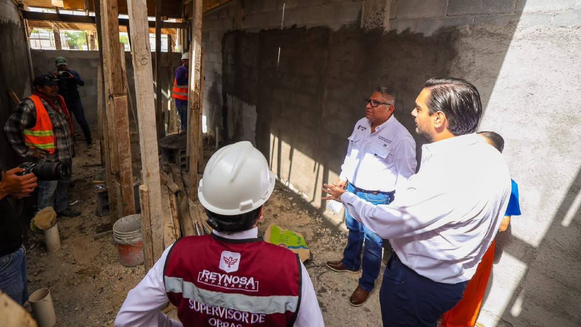 Eduardo López Arias supervisa construcción de módulos sanitarios en el COBAT 7 de Reynosa